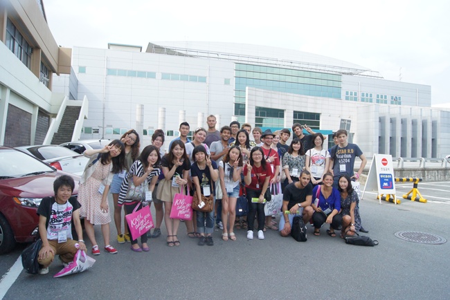 Campus tour with exchange students 관련 이미지입니다