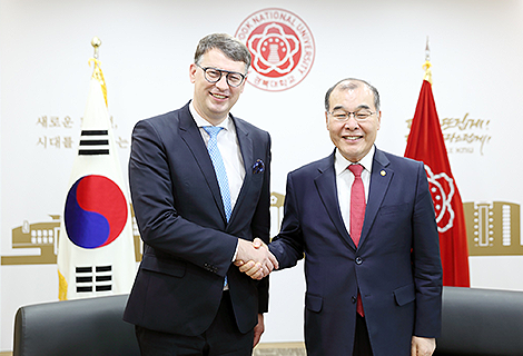 Lithuanian Ambassador to Korea Visits KNU and Discusses Expansion of Exchange Cooperation 관련이미지