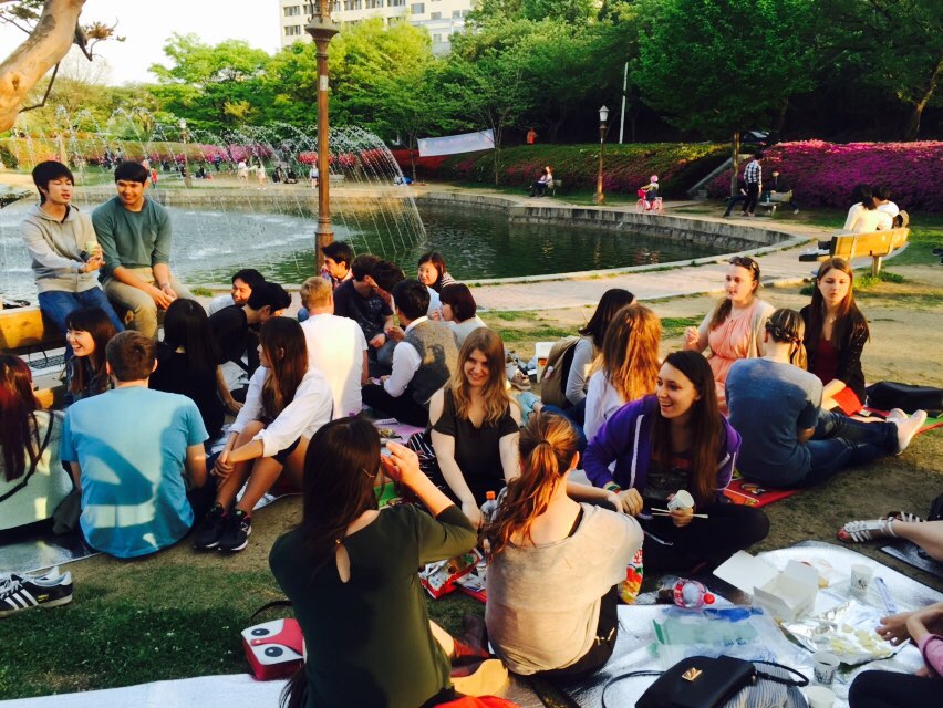 Colorful Spring Picnic at Fountain with KSA 관련 이미지입니다